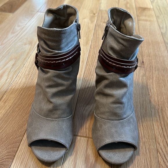 Woman’s SO Peep Toe ankle booties - Picture 2 of 10